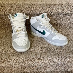 Nike dunks size 8